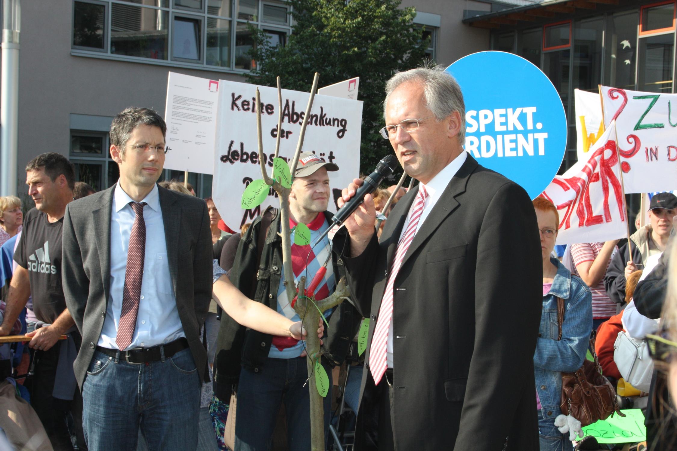 Behinderte Demo Bezirkstag Bartsch