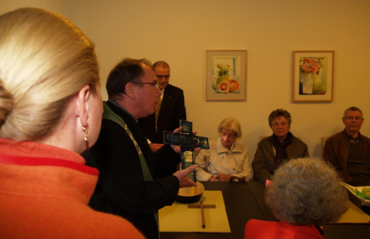 Dekan André Hermany segnet die Kreuze für den neuen Beratungsstützpunkt.