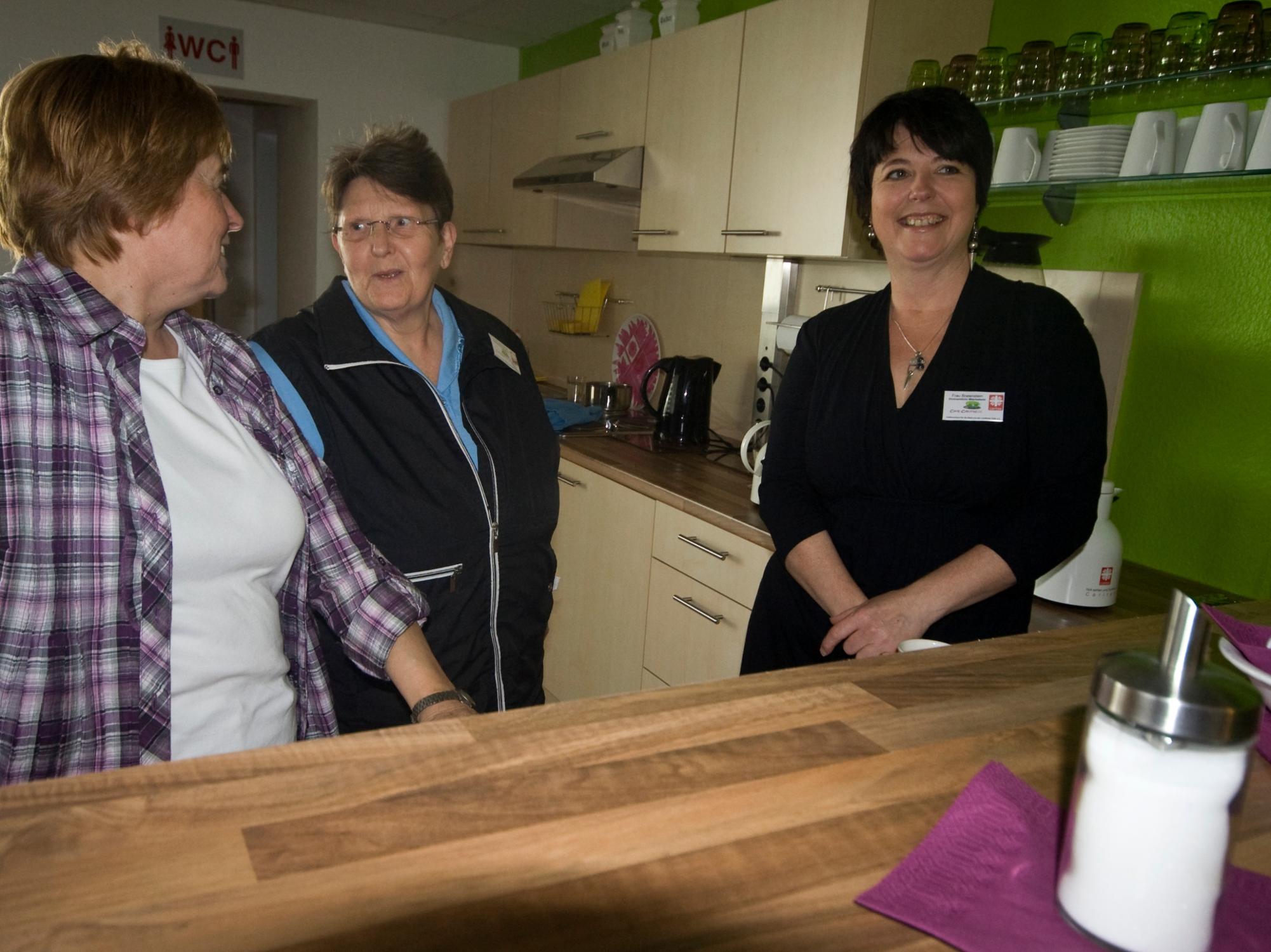 Ehrenamtliche bewirten im 'Cafe caritasse'