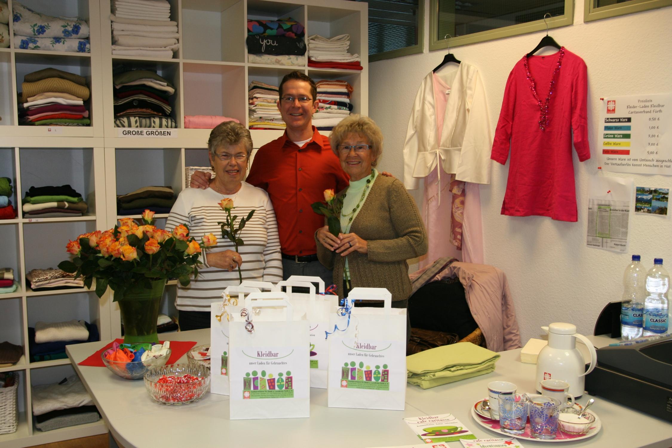 Ein Jahr Kleidbar, Geschäftsführer Herr Hoffmann mit ehrenamtlichen Mitarbeiterinnen