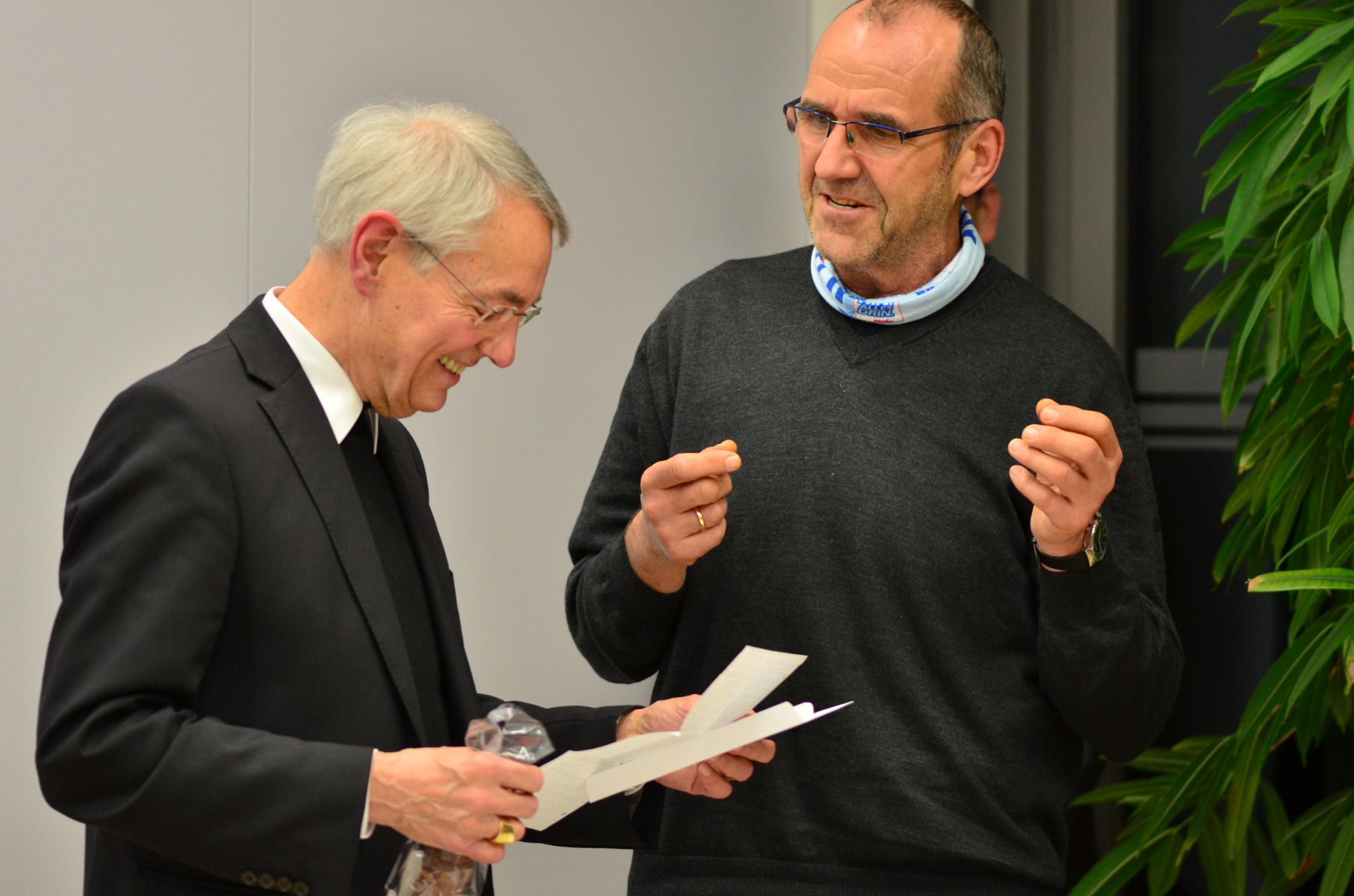 Klaus Will überreicht Erzbischof den Dankbrief einer alleinerziehenden Mutter