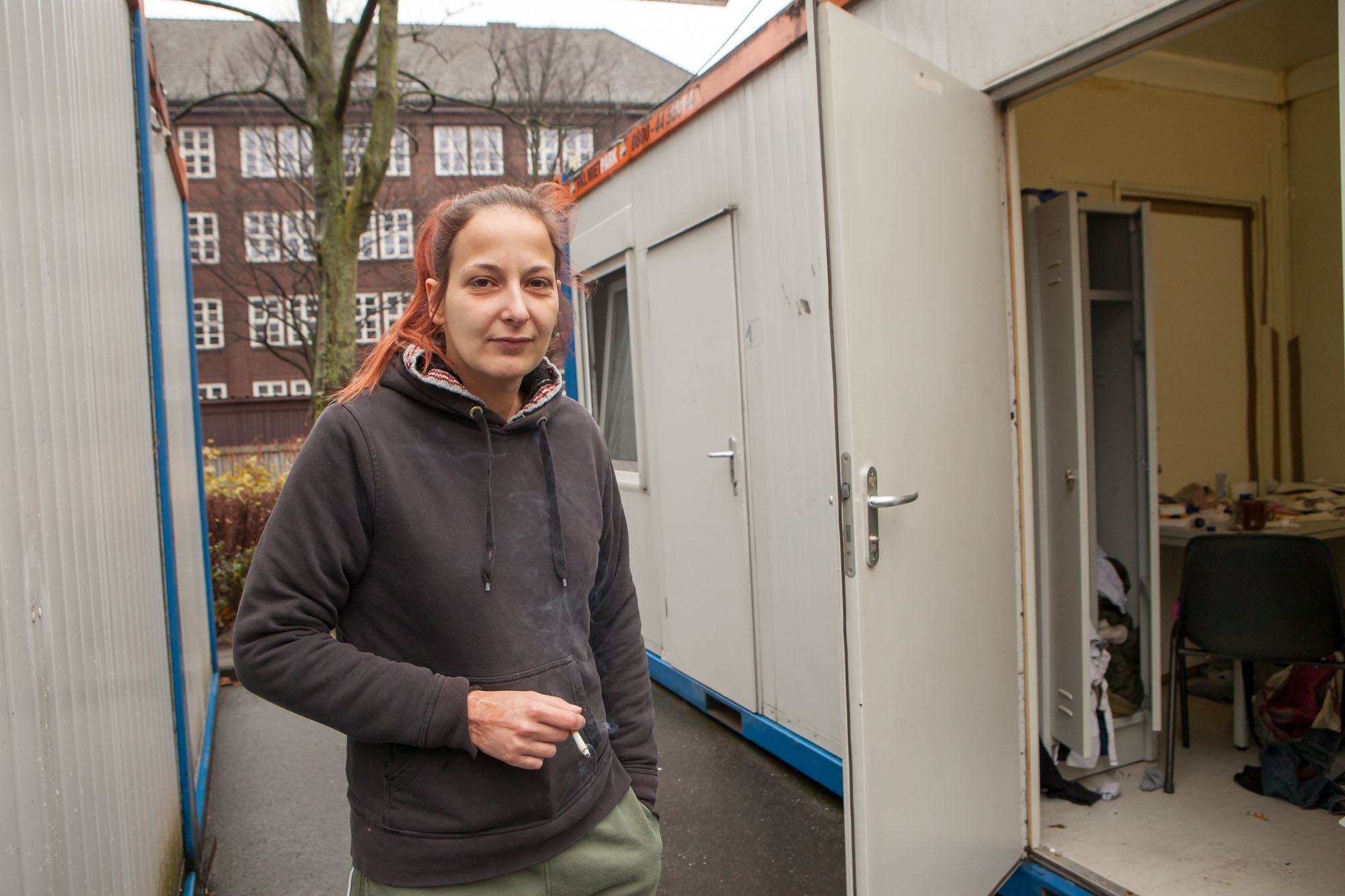 Frau bewohnt Container