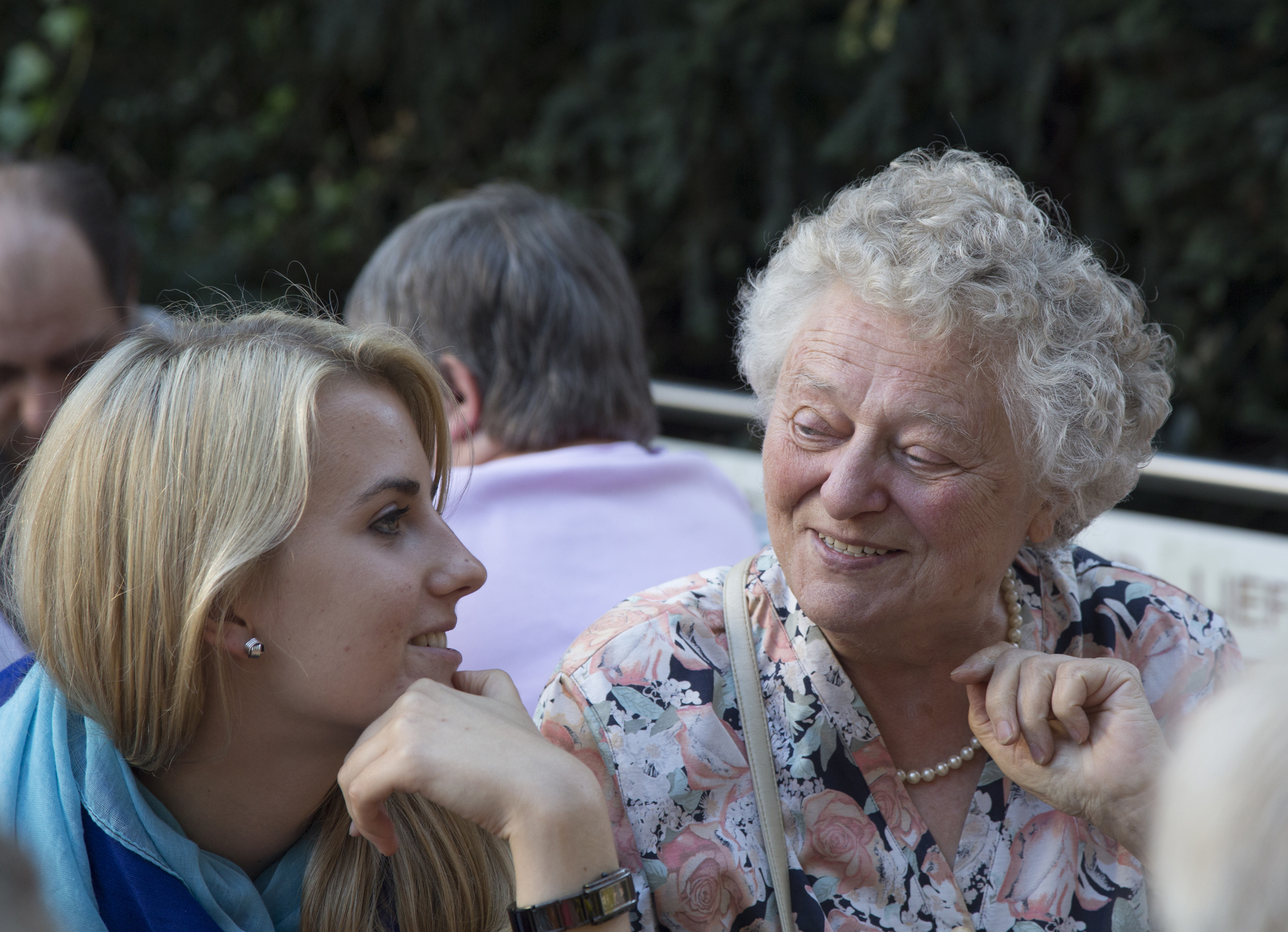 Jung und alt im Gespräch beim 'Mobilen Nachbarschaftstreff'