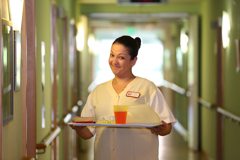 Pflegekraft mit Tablett