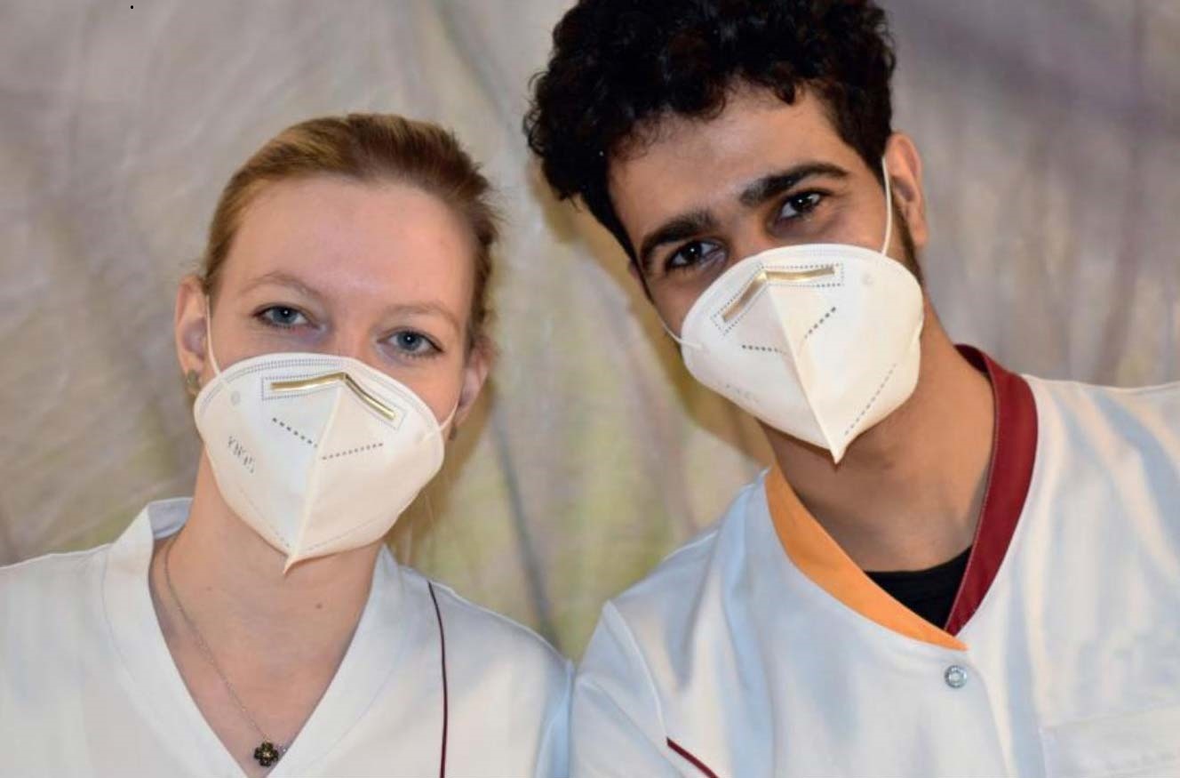 Pflegende mit Mundschutz