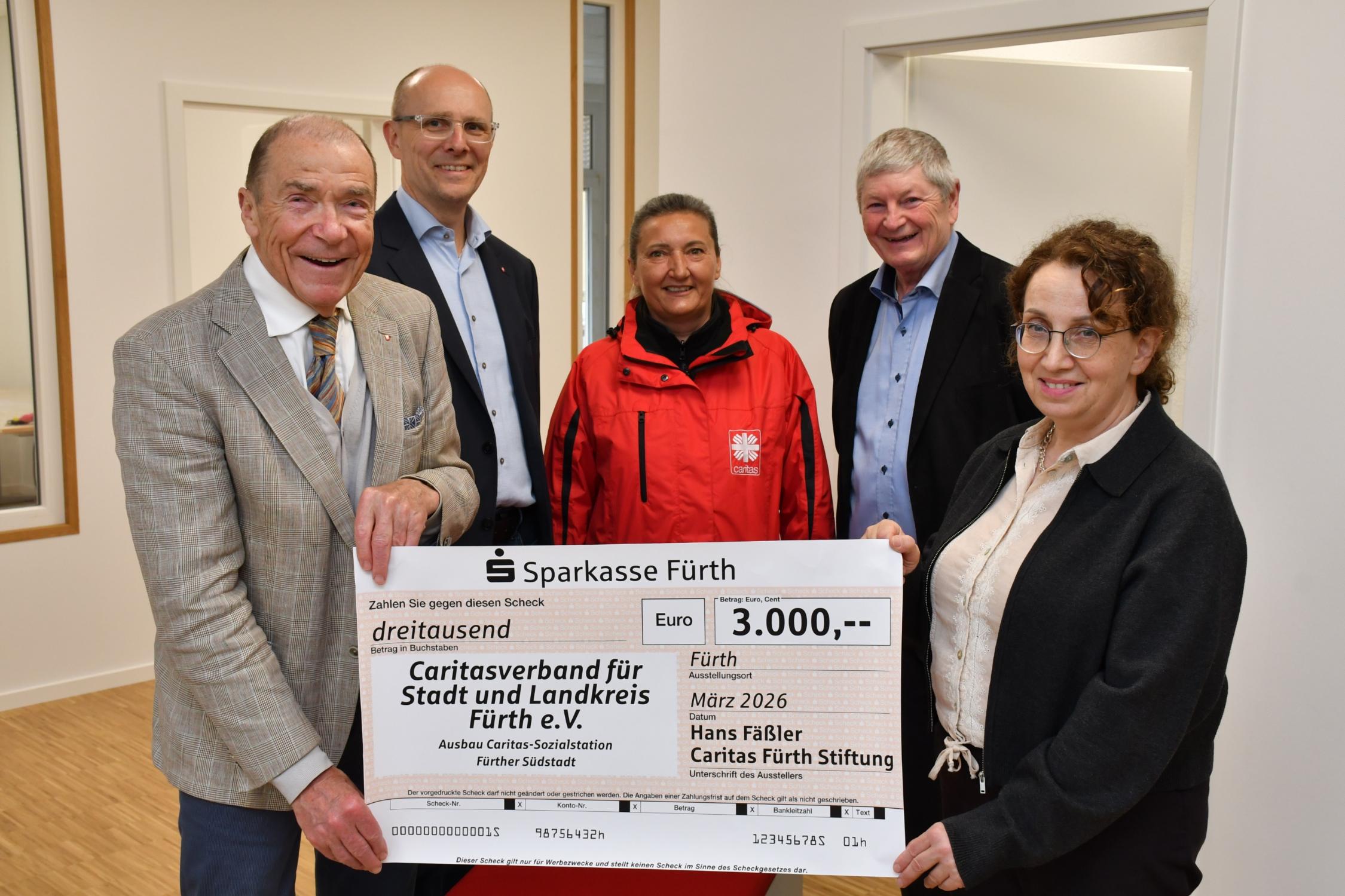 Hans Fäßler übergab die erste Spende seiner Stiftung für die Caritas-Sozialstation.