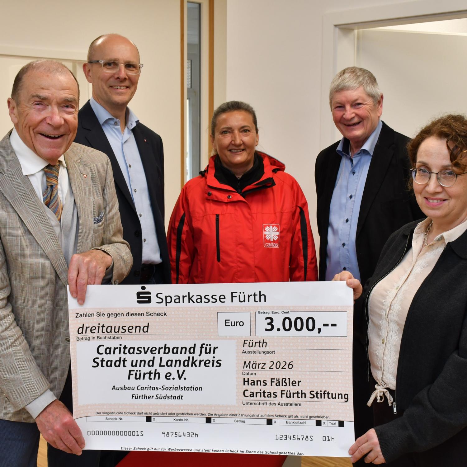 Hans Fäßler übergab die erste Spende seiner Stiftung für die Caritas-Sozialstation.