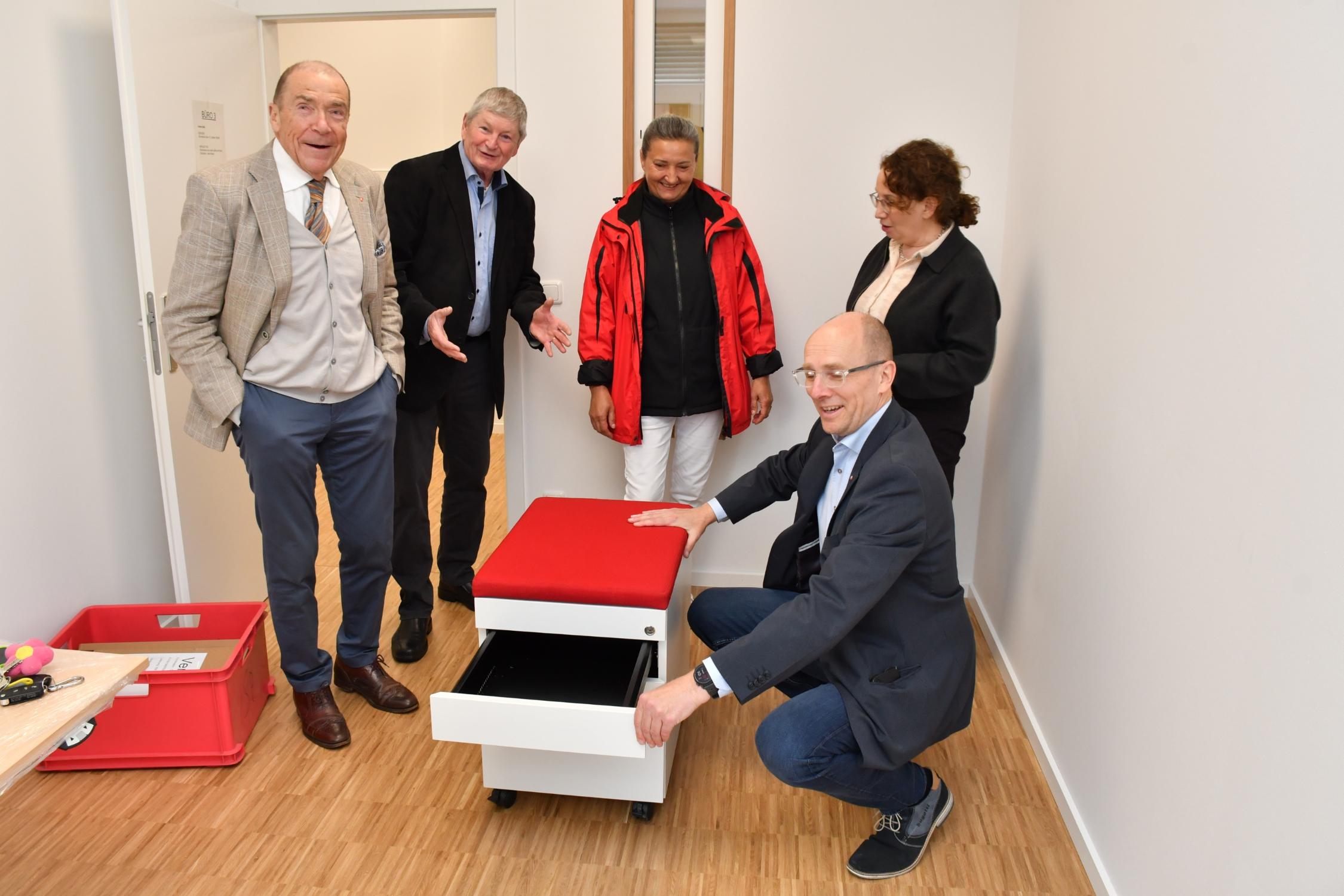 Das Team freut sich über helle Räume und moderne Büroausstattung.
