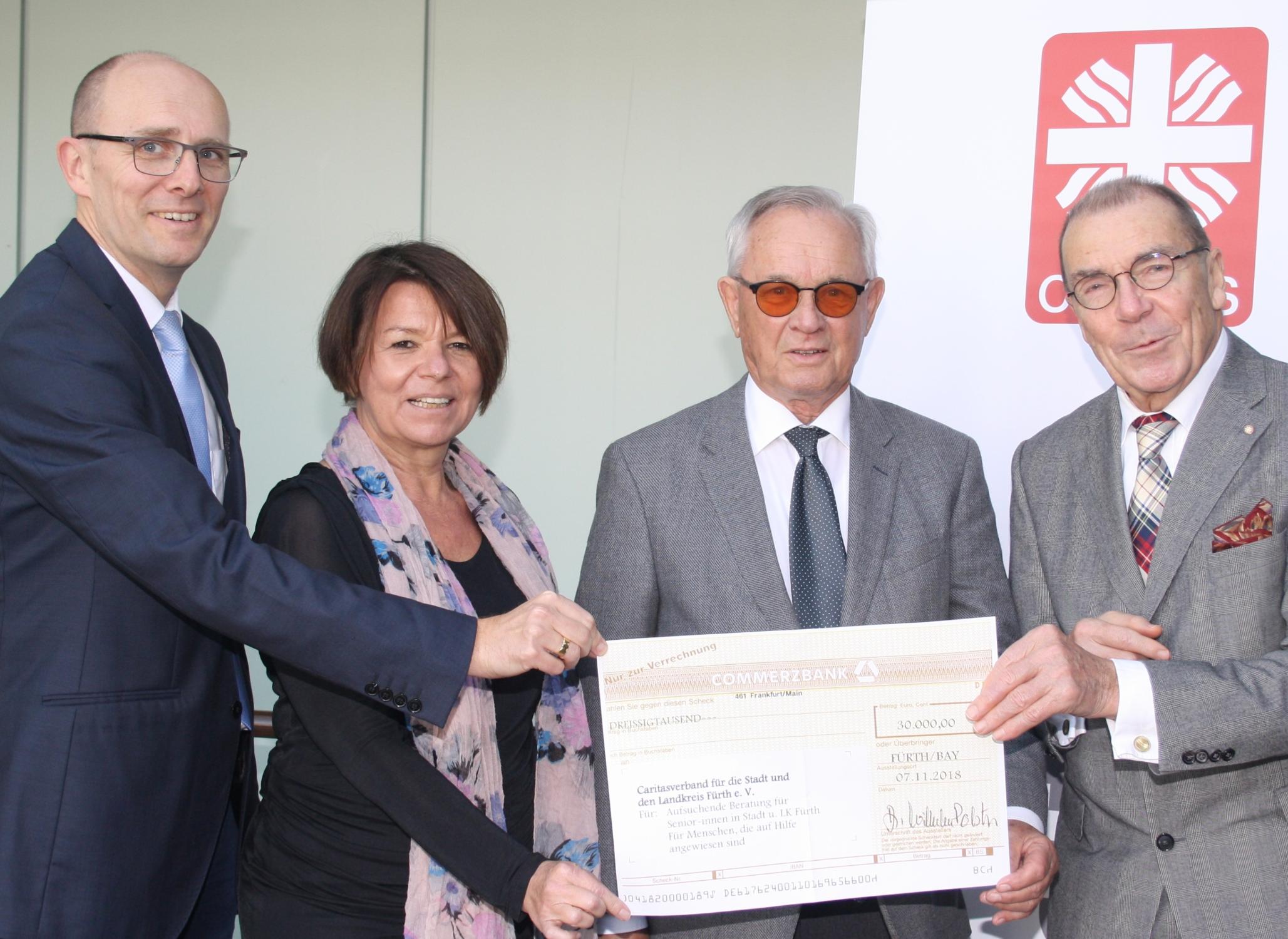 Sparkassen-Stifung und Manfred-Roth-Stiftung spenden an Caritasverband