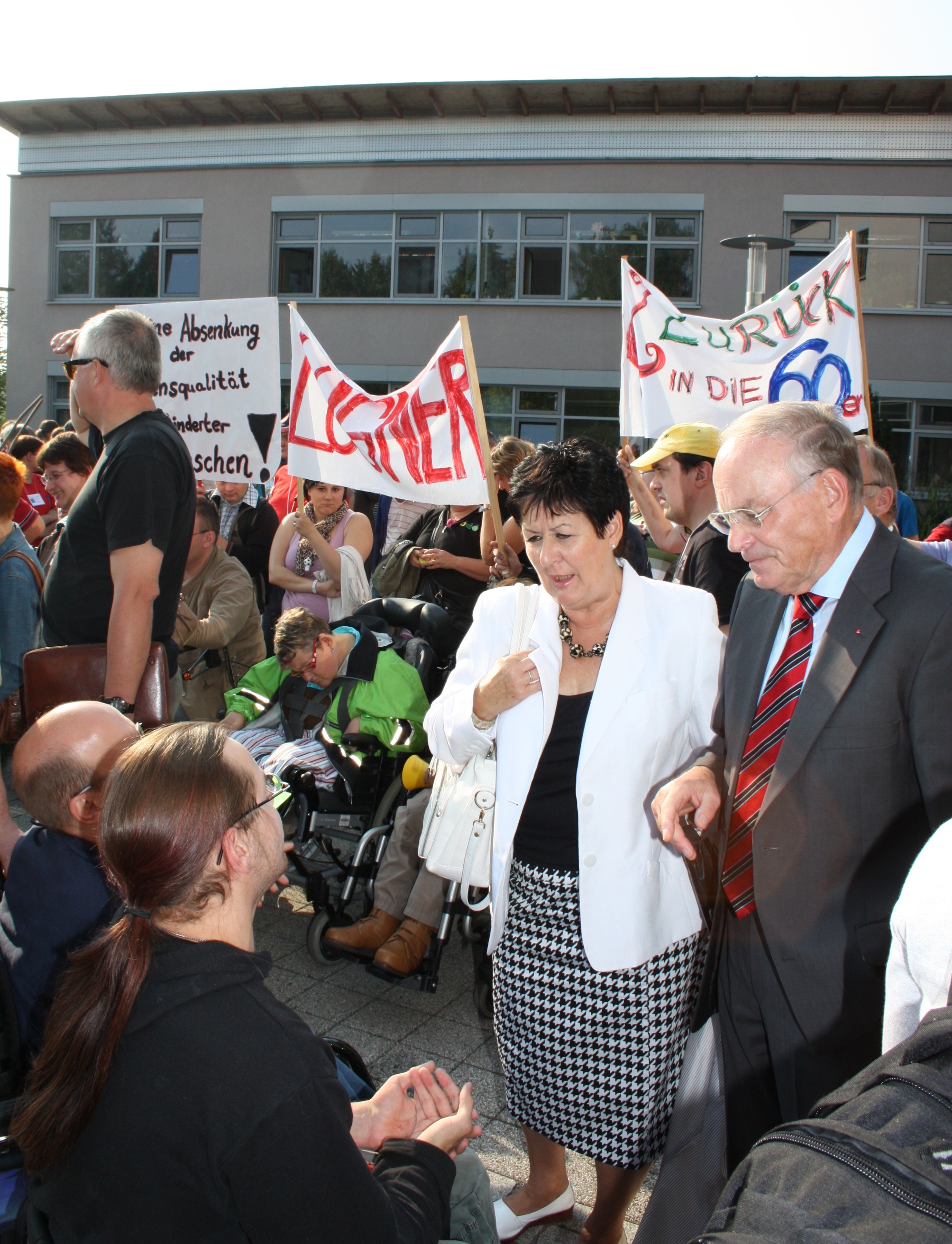 Behinderte Demo Bezirkstag Gespräch