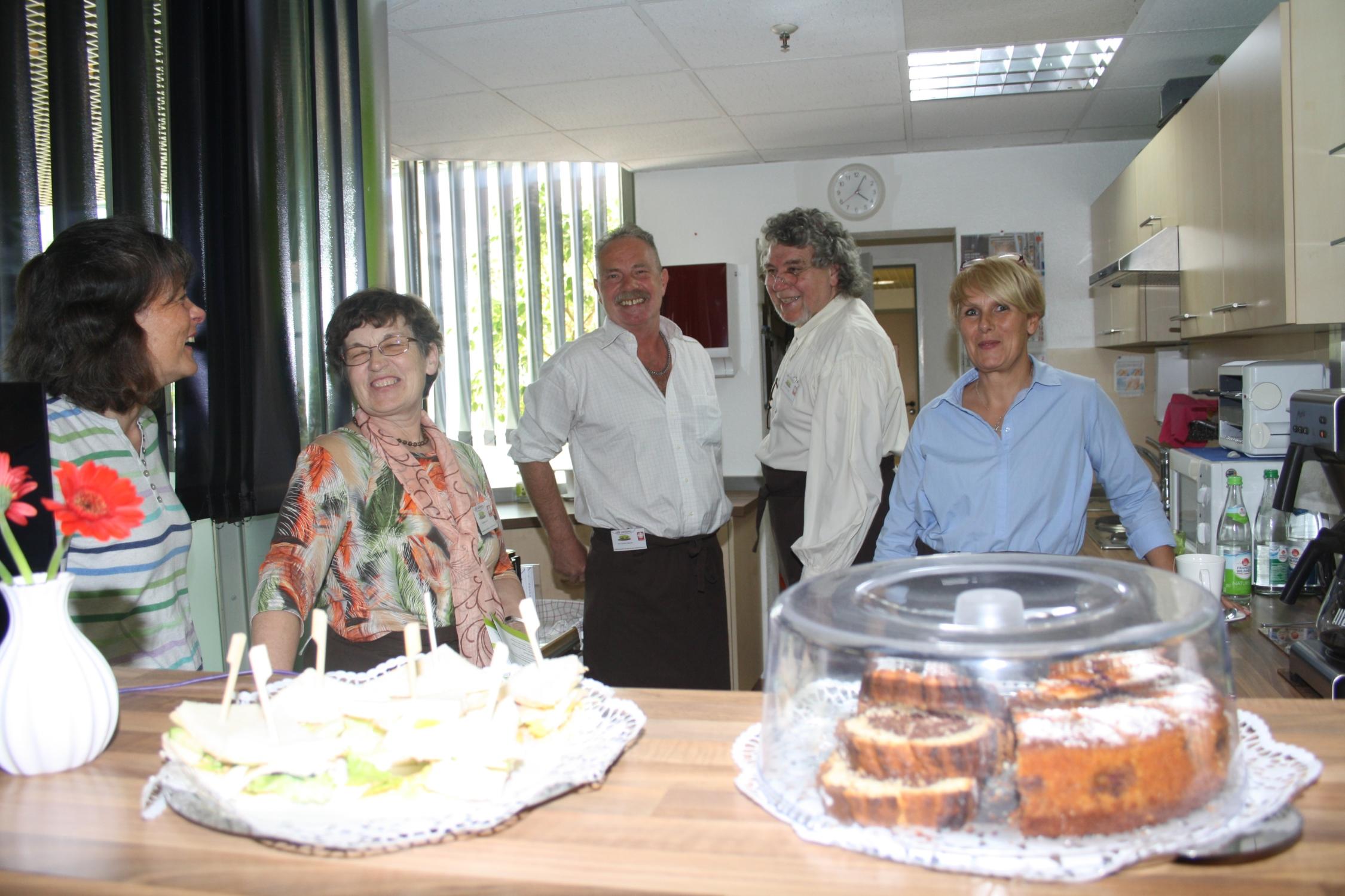 Weihbischof Gössl zu Gast bei Ehremamtlichen und Geflüchteten