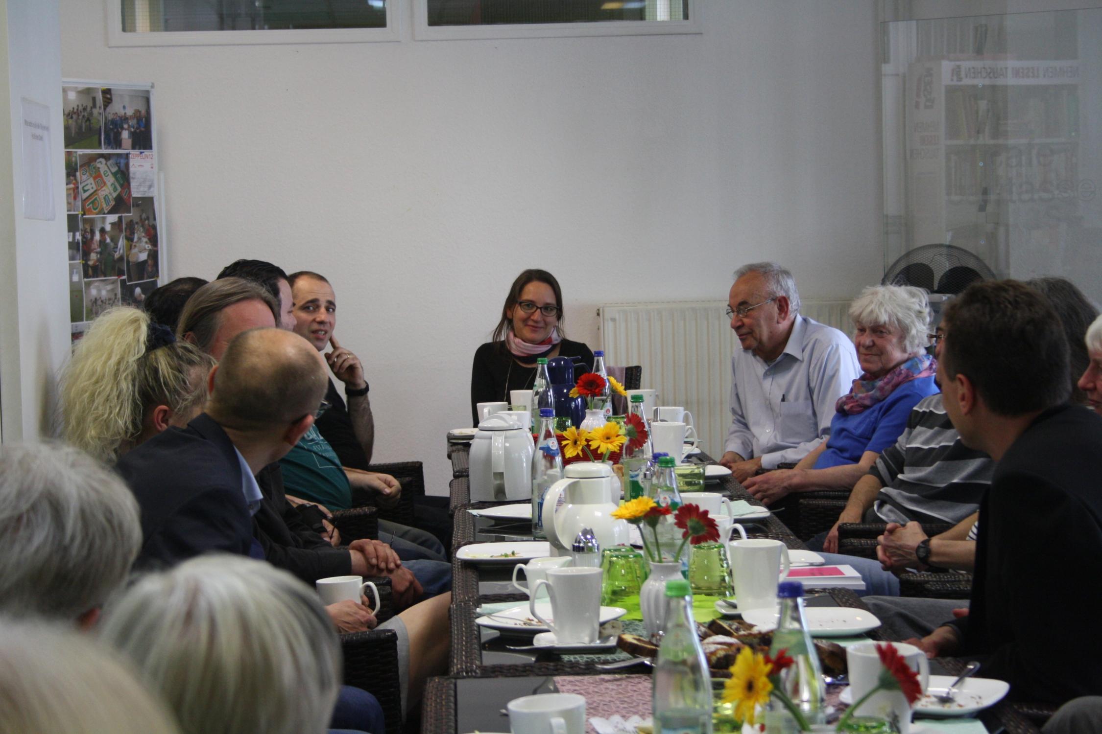 Weihbischof Gössl zu Gast bei Ehremamtlichen und Geflüchteten