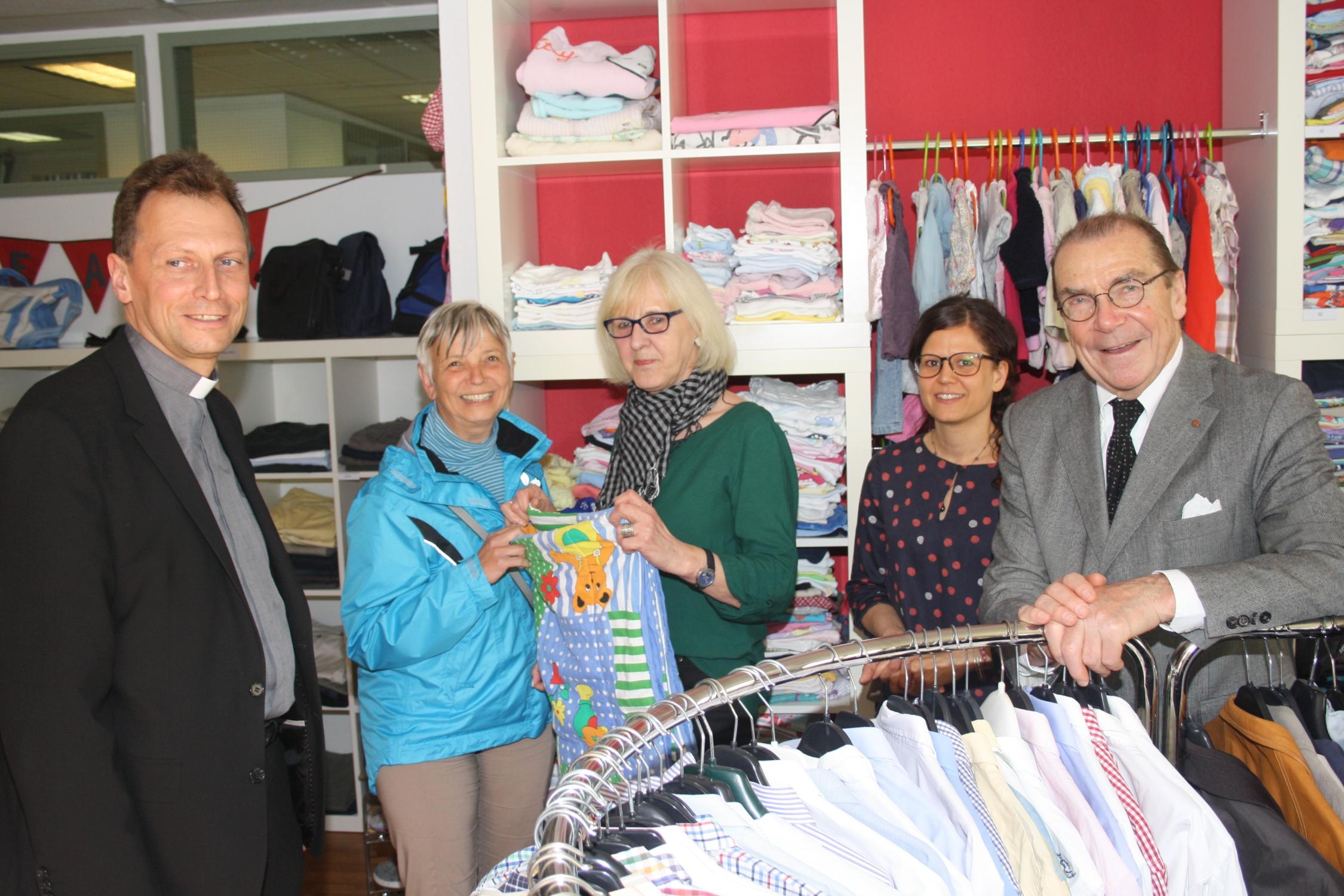 Weihbischof Gössl zu Gast bei Ehremamtlichen und Geflüchteten