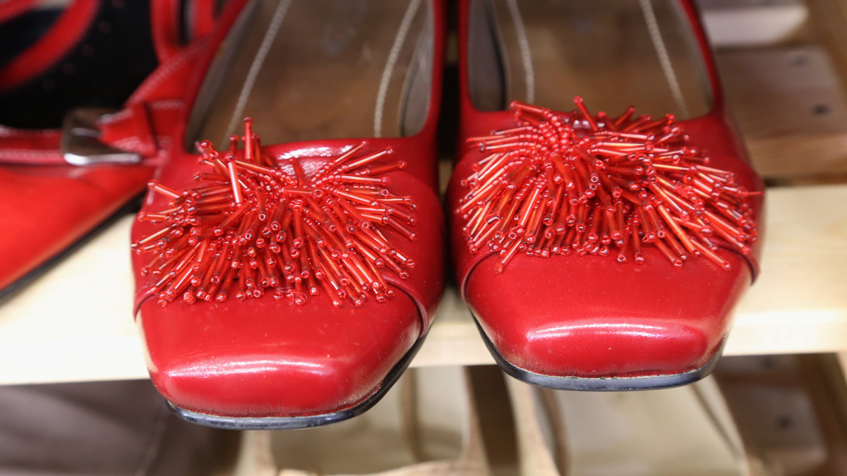 Rote Schuhe Kleiderladen